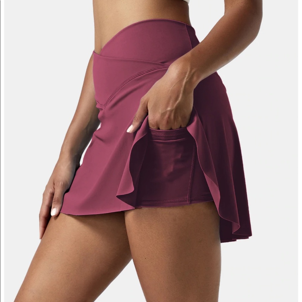NWT Halara maroon tennis athletic skirt/skort